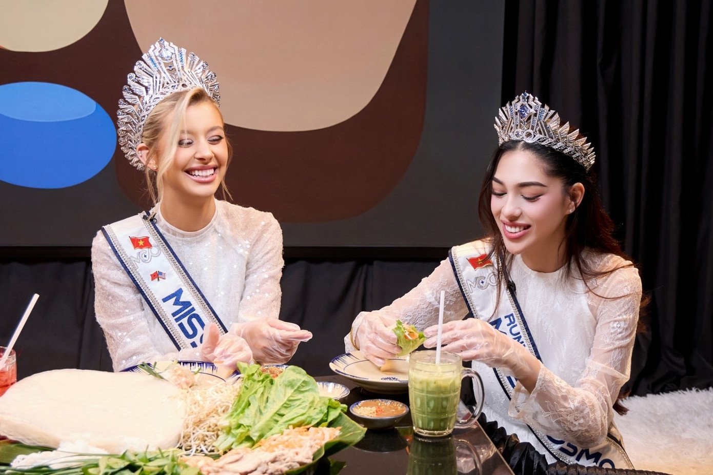 Top 2 Miss Cosmo 2025 diện áo dài và áo bà ba trong hành trình media tour - 13