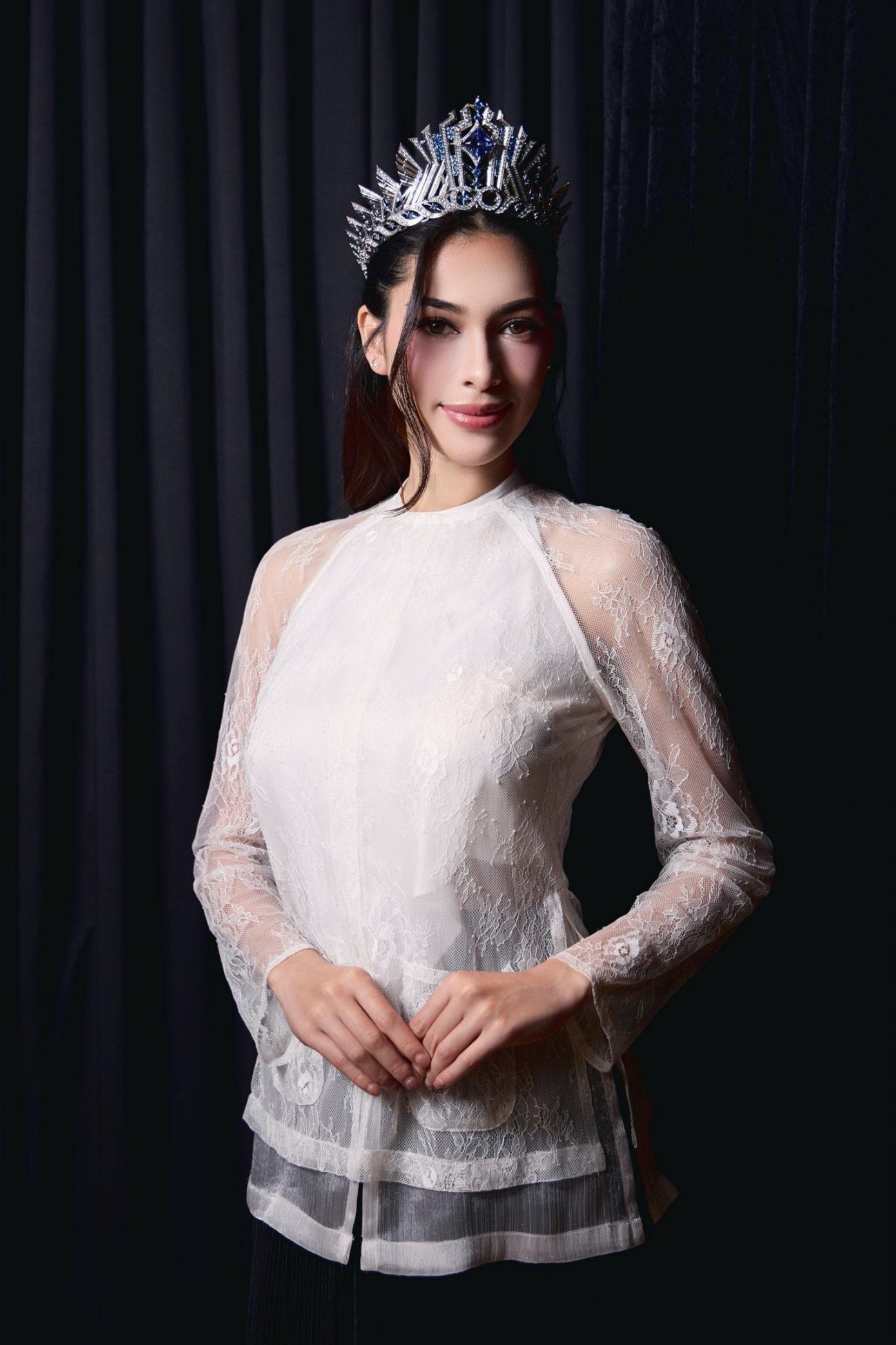 Top 2 Miss Cosmo 2025 diện áo dài và áo bà ba trong hành trình media tour - 16