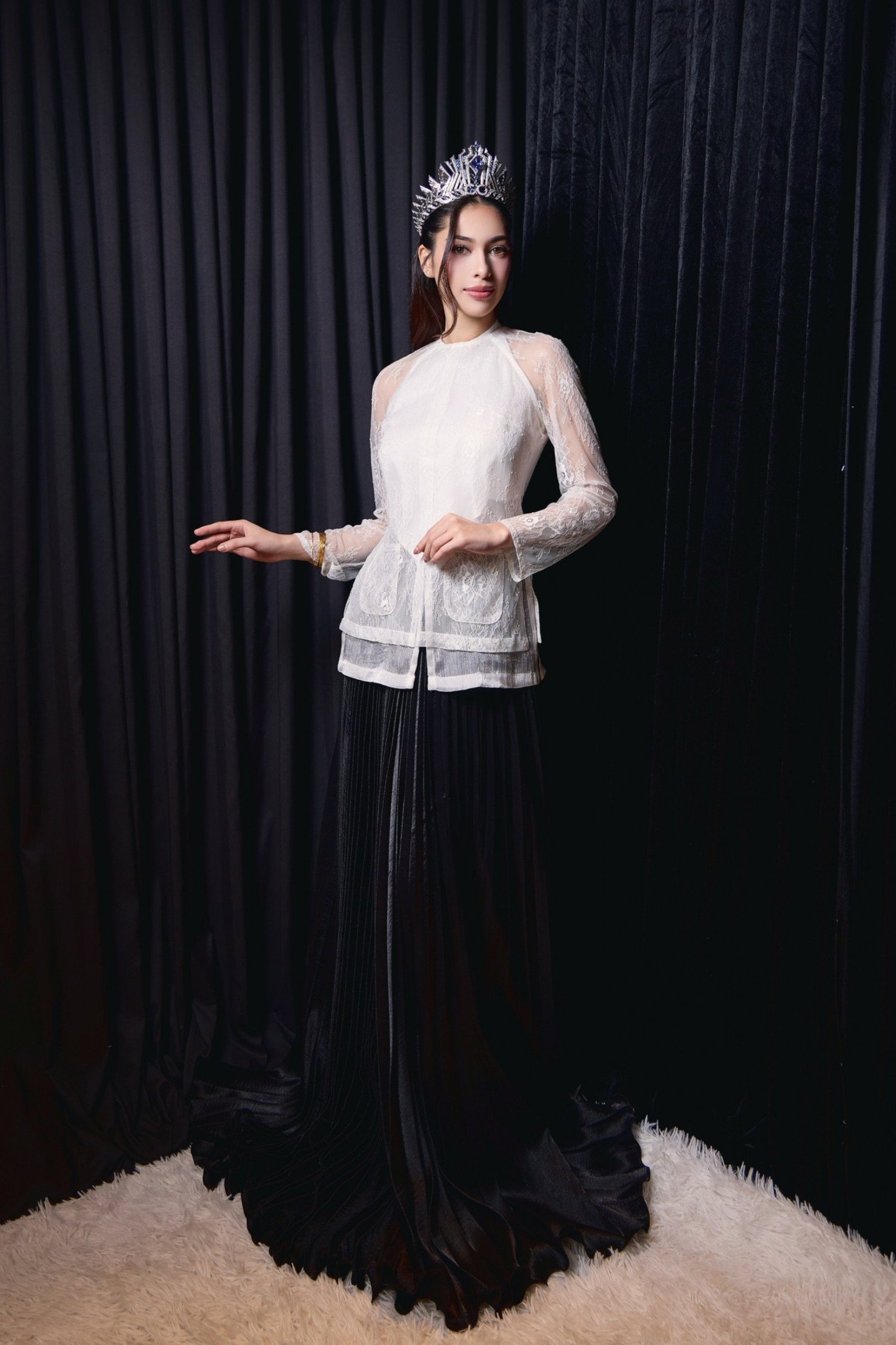 Top 2 Miss Cosmo 2025 diện áo dài và áo bà ba trong hành trình media tour - 17