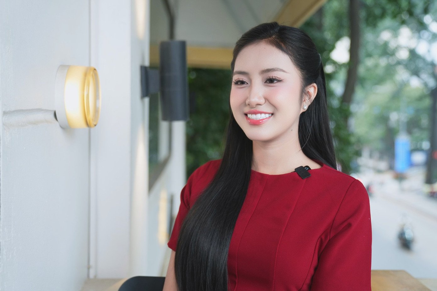 Điểm lại năm 2025, Hà Trúc Linh thấy may mắn vì có sức khỏe ổn định hơn trước đây, giúp cô tham gia và chinh phục danh hiệu Hoa hậu Việt Nam 2024. Bên cạnh đó, cô bắt đầu tự lo được cho bản thân và giúp đỡ gia đình. “Trên hành trình đó, có nhiều chuyện không mong muốn, tôi cũng gặp khó khăn trong việc cân bằng giữa học tập và danh hiệu. Tôi cũng áp lực như bao bạn trẻ bằng tuổi mình khi vừa là sinh viên năm cuối, vừa đảm đương trọng trách hoa hậu. Nhưng tôi nghĩ khi còn trẻ, mình nên gặp nhiều khó khăn, va vấp thì trưởng thành sẽ có nhiều kinh nghiệm hơn”, người đẹp chia sẻ.