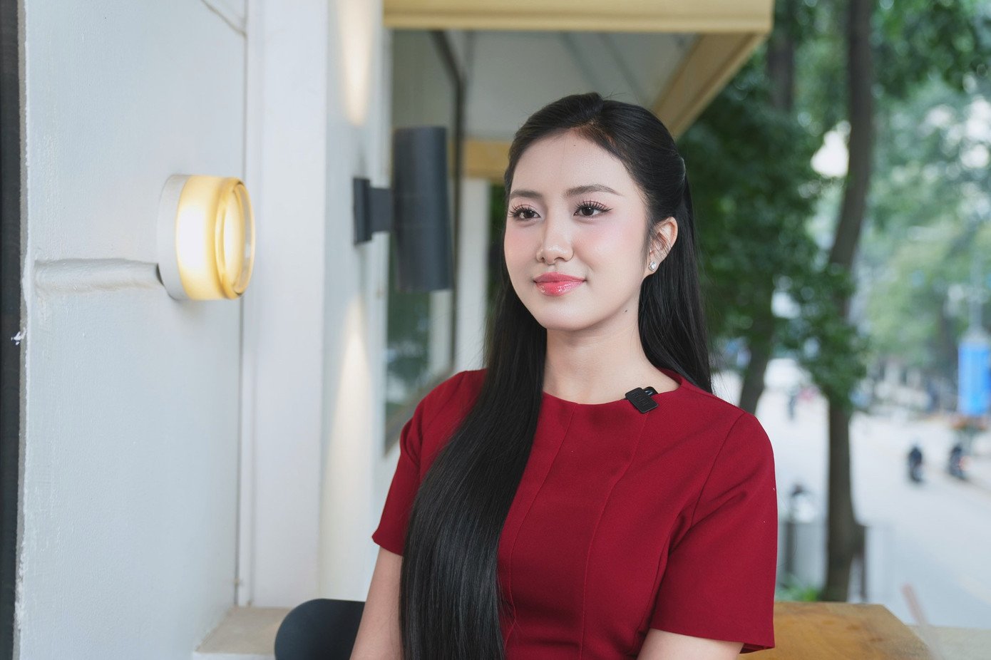 Điểm lại năm 2025, Hà Trúc Linh thấy may mắn vì có sức khỏe ổn định hơn trước đây, giúp cô tham gia và chinh phục danh hiệu Hoa hậu Việt Nam 2024. Bên cạnh đó, cô bắt đầu tự lo được cho bản thân và giúp đỡ gia đình. “Trên hành trình đó, có nhiều chuyện không mong muốn, tôi cũng gặp khó khăn trong việc cân bằng giữa học tập và danh hiệu. Tôi cũng áp lực như bao bạn trẻ bằng tuổi mình khi vừa là sinh viên năm cuối, vừa đảm đương trọng trách hoa hậu. Nhưng tôi nghĩ khi còn trẻ, mình nên gặp nhiều khó khăn, va vấp thì trưởng thành sẽ có nhiều kinh nghiệm hơn”, người đẹp chia sẻ.