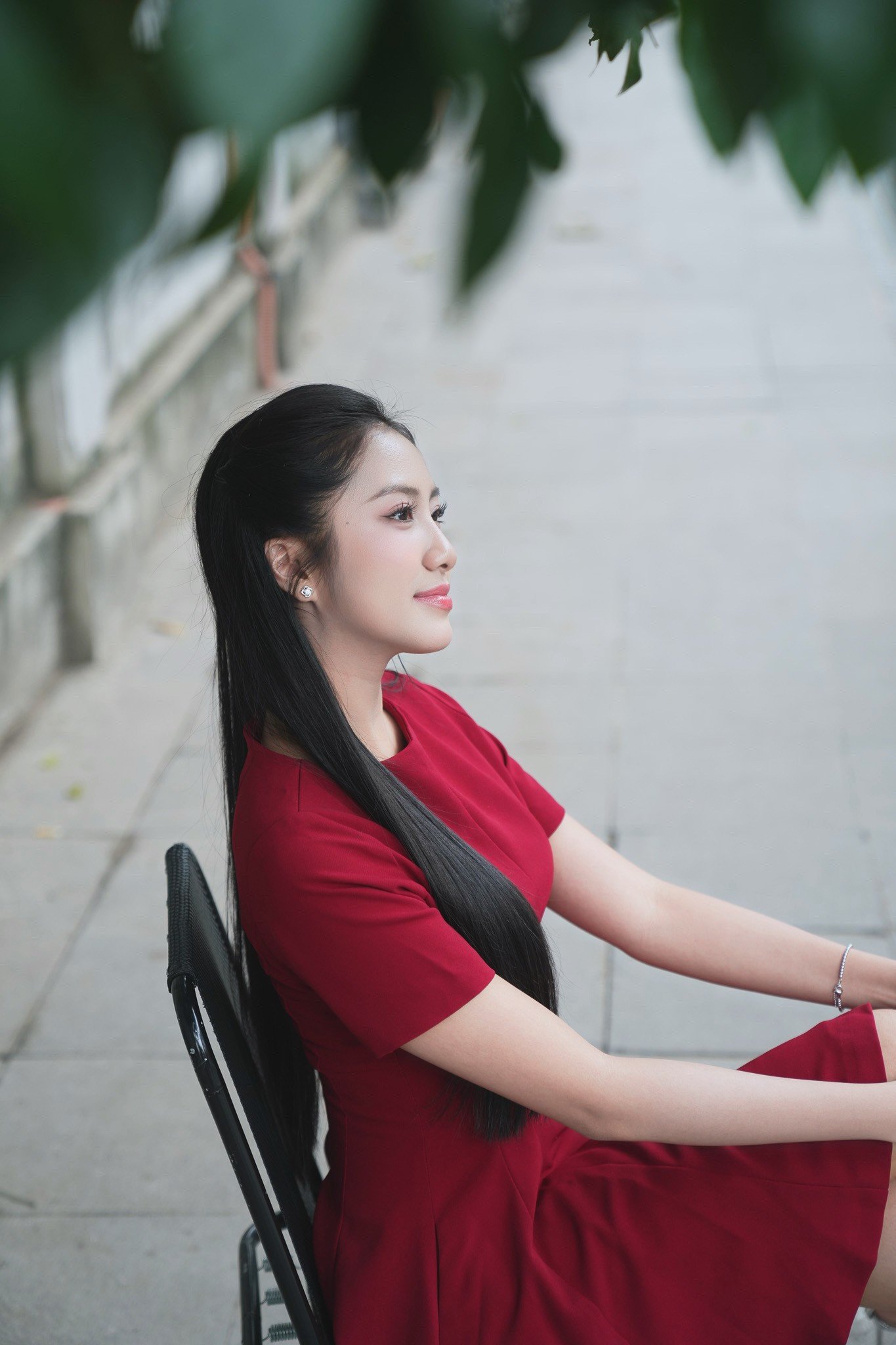 Trúc Linh cho biết ngày trước cô phải hỏi ý kiến gia đình, xin tiền bố mẹ để đầu tư cho các khóa học nhưng bây giờ đã có thể tự trang trải. Người đẹp nói cô phụ giúp gia đình những khoản tiền vừa sức với mình. “Tuổi nhỏ mình làm việc nhỏ. Mình còn nhiều thời gian học tập, làm việc, kiếm tiền để sau này lo cho bố mẹ nhiều hơn. Bố mẹ luôn nói rằng tôi phải lo cho bản thân trước”, cô nói.