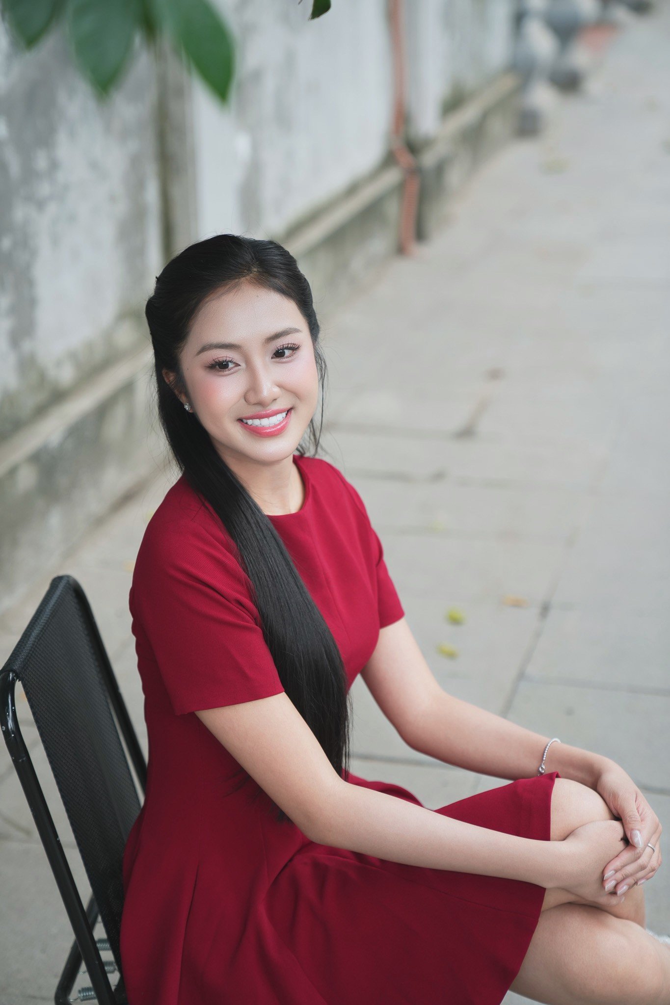 Trúc Linh cho biết ngày trước cô phải hỏi ý kiến gia đình, xin tiền bố mẹ để đầu tư cho các khóa học nhưng bây giờ đã có thể tự trang trải. Người đẹp nói cô phụ giúp gia đình những khoản tiền vừa sức với mình. “Tuổi nhỏ mình làm việc nhỏ. Mình còn nhiều thời gian học tập, làm việc, kiếm tiền để sau này lo cho bố mẹ nhiều hơn. Bố mẹ luôn nói rằng tôi phải lo cho bản thân trước”, cô nói.