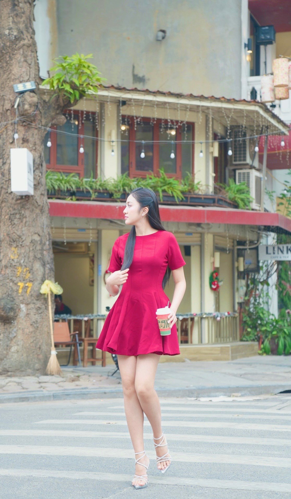 Trúc Linh nói cô thích có một ngôi nhà cạnh biển, nhưng nếu để thuận tiện cho công việc, cô muốn mua một căn chung cư ở TPHCM. “Hiện tại, tôi đang trau dồi những kỹ năng chuyên môn, nếu sau này nhan sắc có xuống thì vẫn có thể làm những công việc khác. Nếu không rực rỡ thì mình cứ bình ổn thôi cũng tốt rồi”, cô chia sẻ.