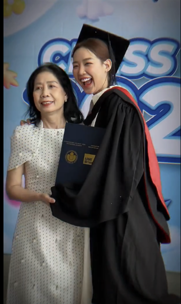 Mới đây, hoa hậu Lê Nguyễn Bảo Ngọc chia sẻ hình ảnh được mẹ đến chúc mừng ngày nhận Bằng tốt nghiệp đại học ngành Quản trị kinh doanh, chương trình đào tạo liên kết giữa Đại học Quốc tế và Đại học West of England (Anh).&nbsp;