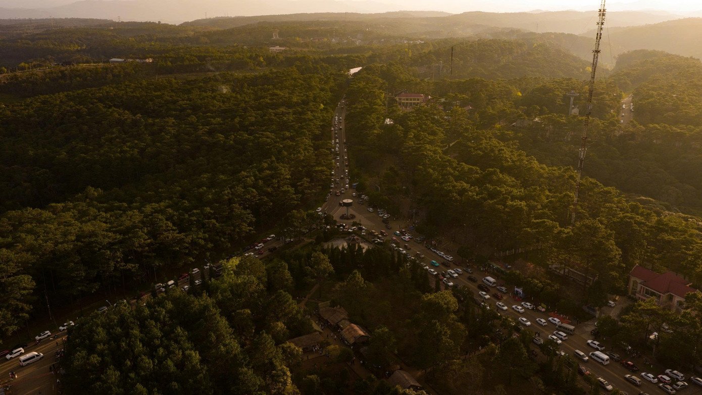 Dòng người nườm nượp đổ về Măng Đen trong những ngày đầu kỳ nghỉ Tết Dương lịch 2026.