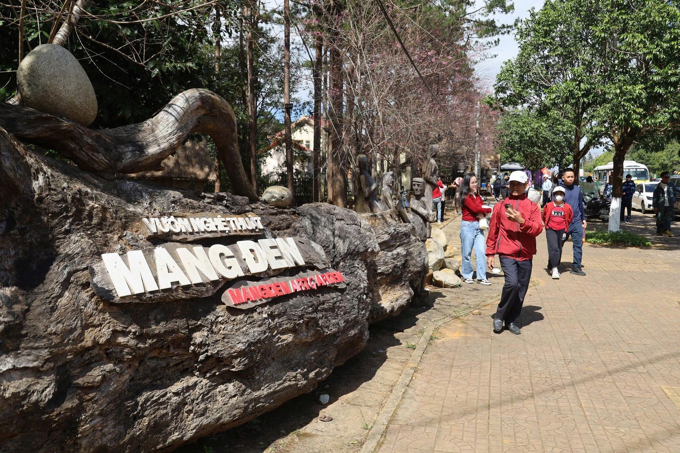 Măng Đen ngày đầu năm mới 2026 đón lượng lớn du khách.