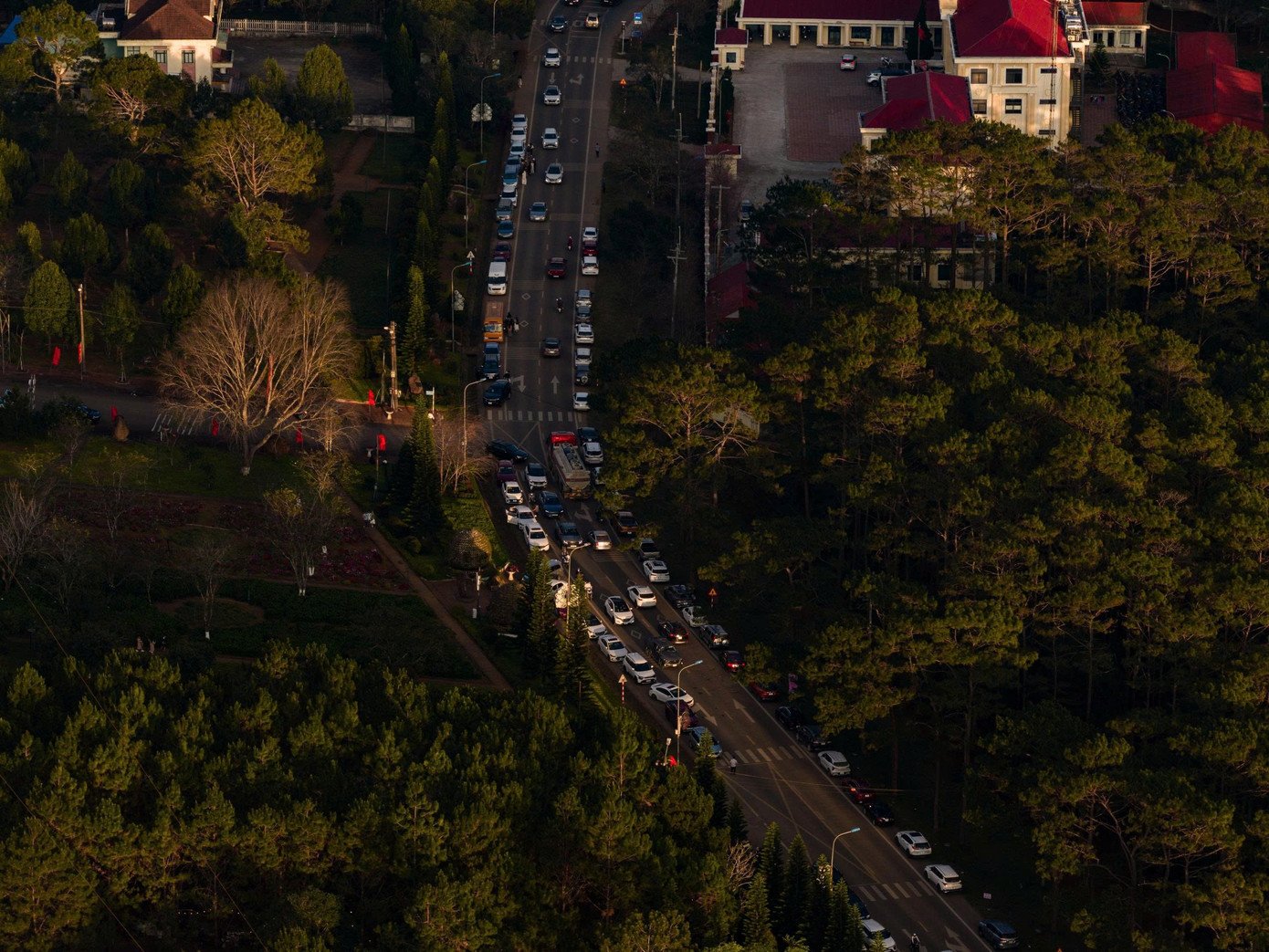 Dòng người nườm nượp đổ về Măng Đen trong những ngày đầu kỳ nghỉ Tết Dương lịch 2026.