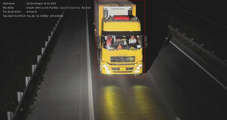 Tài xế xe tải không thắt dây an toàn bị camera AI ghi lại ngày 31/12/2025. Ảnh: Cục CSGT