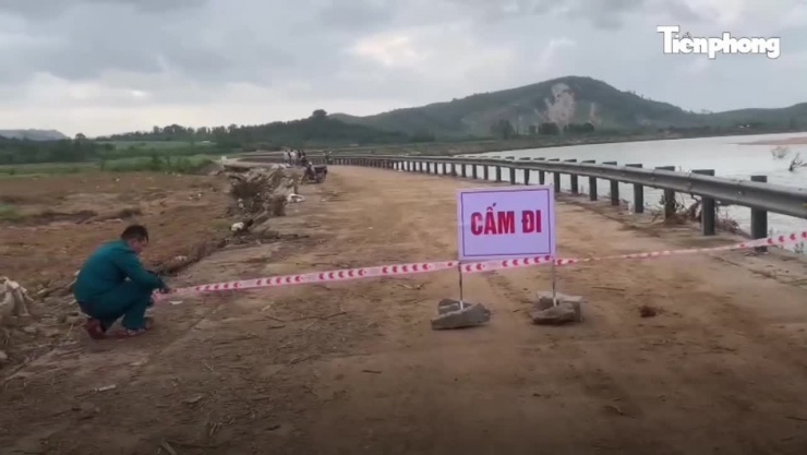 Chiều 2/1, hiện trường vụ sập bờ kè khiến 4 người tử vong tại xã Sơn Thành (Đắk Lắk) đã được phong tỏa, cấm người dân qua lại. Tại khu vực xảy ra vụ việc, các lối dẫn vào hiện trường đều được căng dây cảnh báo.