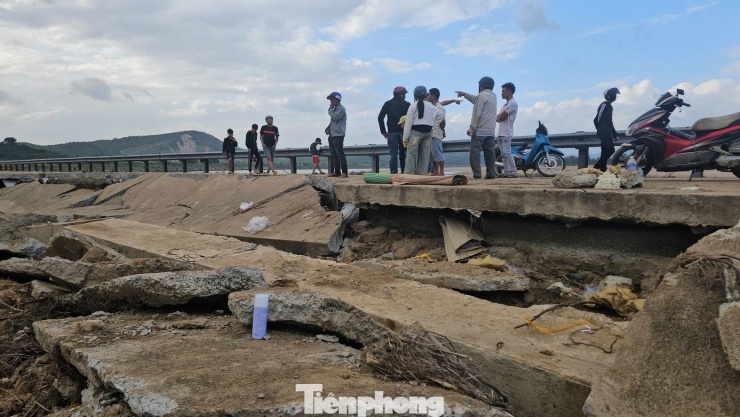 Tang thương hiện trường sập bờ kè bê tông khiến 4 người tử vong ở Đắk Lắk - 2