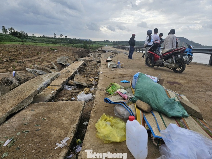 Tang thương hiện trường sập bờ kè bê tông khiến 4 người tử vong ở Đắk Lắk - 3
