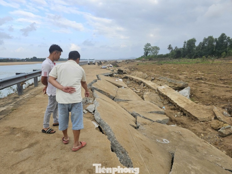 Tang thương hiện trường sập bờ kè bê tông khiến 4 người tử vong ở Đắk Lắk - 6