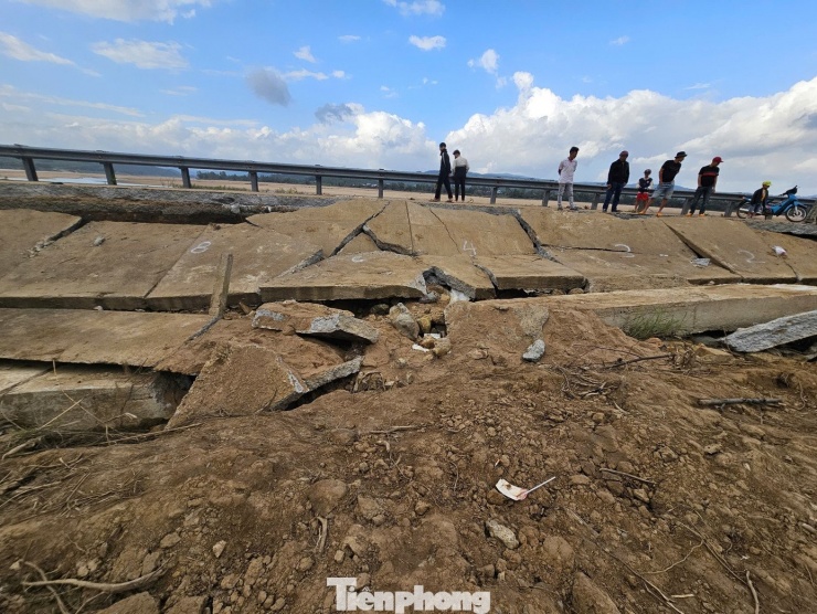 Tang thương hiện trường sập bờ kè bê tông khiến 4 người tử vong ở Đắk Lắk - 9