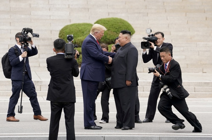 Tổng thống Mỹ Donald Trump và Nhà lãnh đạo Triều Tiên Kim Jong Un gặp nhau tại làng đình chiến Bàn Môn Điếm ở khu phi quân sự biên giới liên Triều, ngày 30/6/2019. Ảnh: Reuters