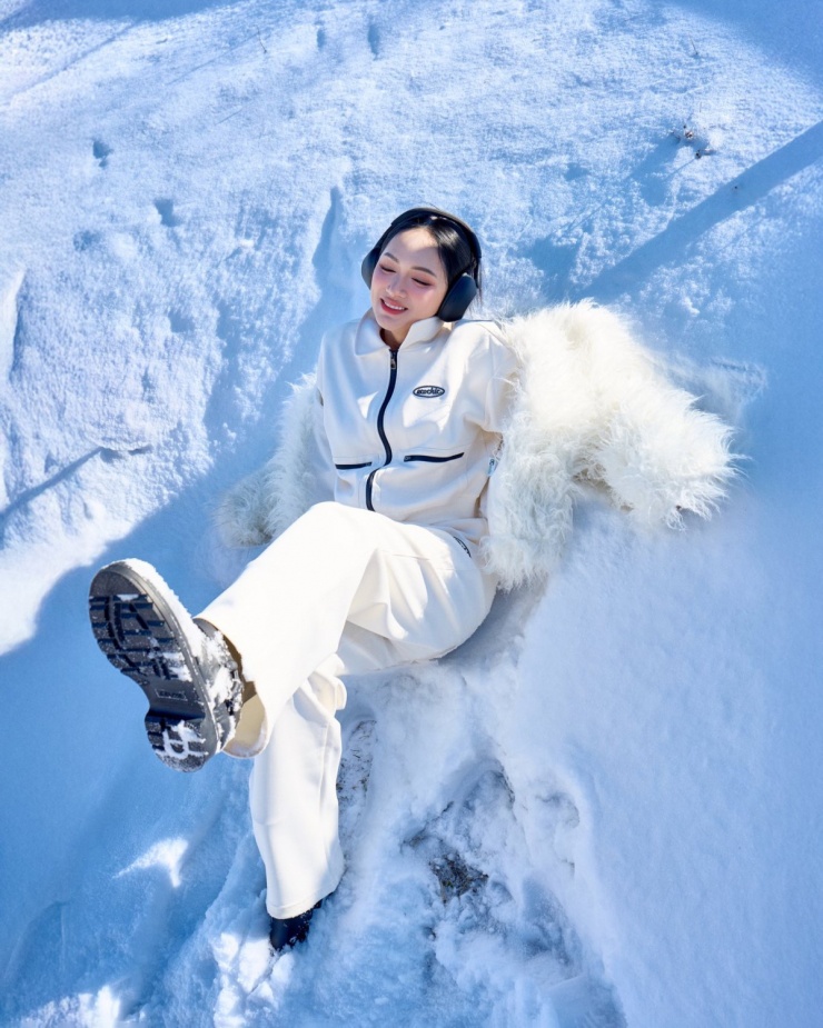 Ảnh sao 3/1: Hồ Ngọc Hà mặc xuyên thấu đi biển - 2