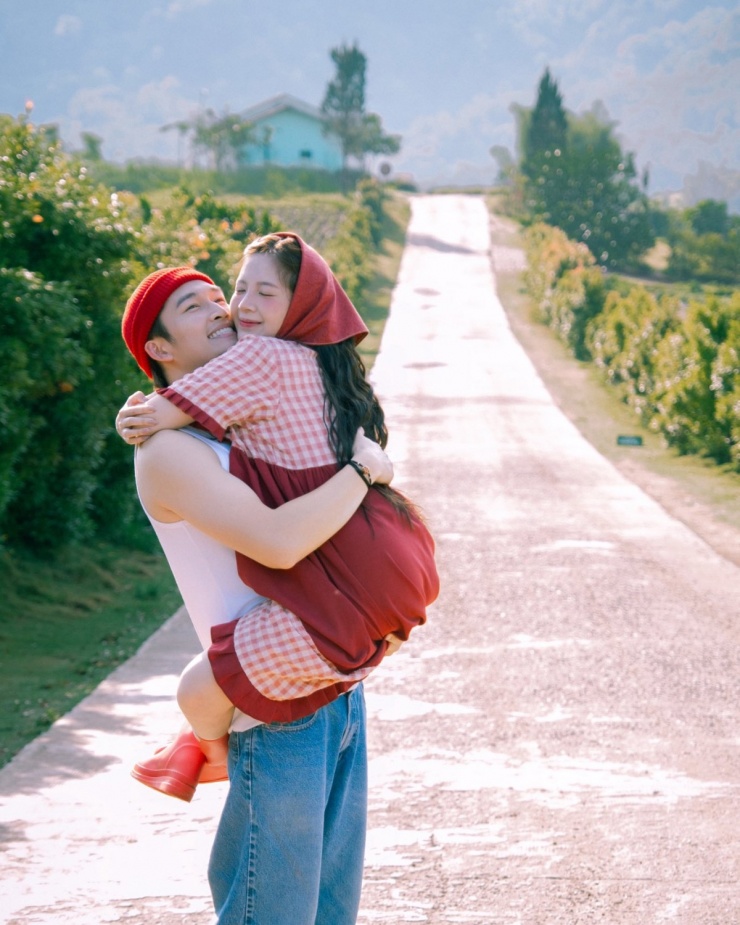 Ảnh sao 3/1: Hồ Ngọc Hà mặc xuyên thấu đi biển - 3