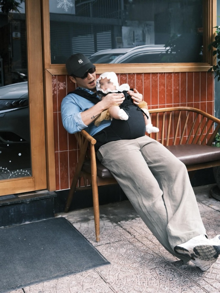 Ảnh sao 3/1: Hồ Ngọc Hà mặc xuyên thấu đi biển - 8