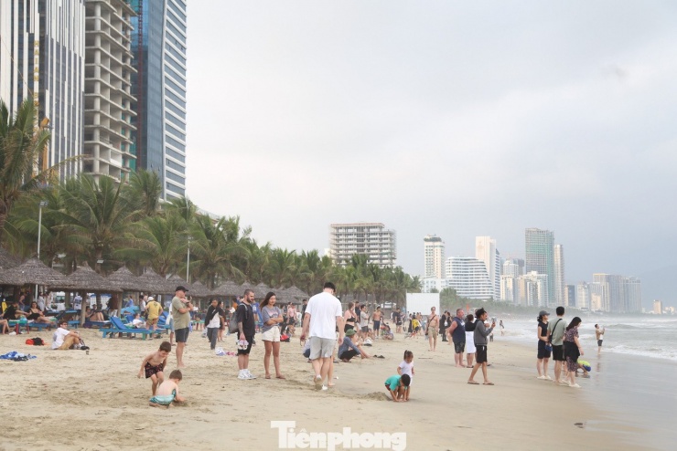 Dù sóng biển khá lớn, từng đợt sóng cao tấp sát bờ nhưng khu vực các bãi tắm vẫn đông nghịt du khách, đặc biệt là khách quốc tế.