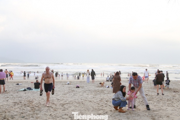 Chiều 2/1, các bãi tắm ở khu vực trung tâm TP. Đà Nẵng như: Phạm Văn Đồng, Mỹ Khê, T20, Mỹ An... tấp nập người dân và du khách tắm biển, lướt sóng, vui chơi... Những ngày qua, thời tiết Đà Nẵng rất thuận lợi với nắng vàng, gió nhẹ, tạo điều kiện cho du khách tham gia các hoạt động vui chơi, giải trí đầu năm mới. Ảnh: Giang Thanh.