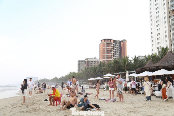 Trên bờ biển, các hàng quán, khu vực cho thuê ghế nghỉ hoạt động hết công suất. Nhiều du khách dành thời gian trải nghiệm các hoạt động, từ ngồi cà phê ngắm biển, thưởng thức hải sản đến tham gia các môn thể thao nhẹ nhàng. Nhiều hàng quán phải bố trí thêm bàn ghế, nhân viên làm việc liên tục để phục vụ lượng khách tăng cao.
