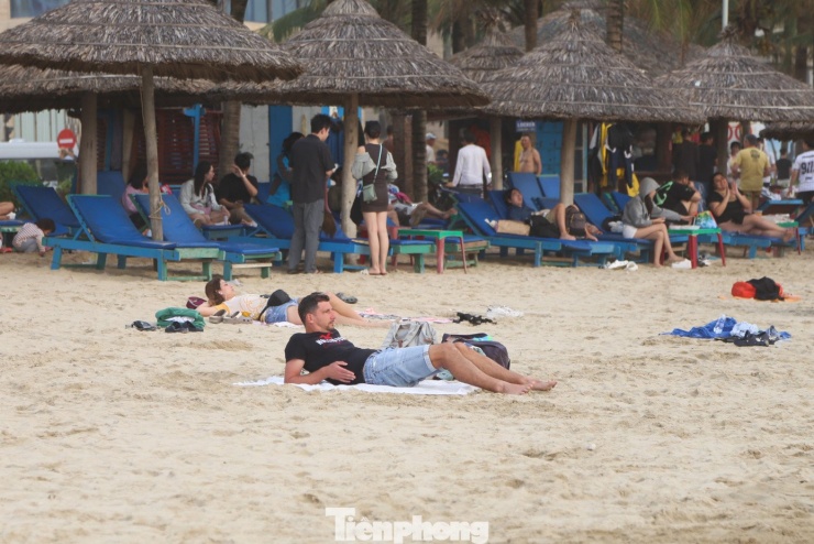 Cùng bạn bè chọn Đà Nẵng để đón năm mới, vào mỗi buổi chiều, anh Stephan Bauer (du khách người Đức) đều có mặt ở khu vực bãi biển Mỹ An để nghỉ ngơi, tắm biển. Nhóm của anh chọn Đà Nẵng bởi bờ biển đẹp và không khí dễ chịu.