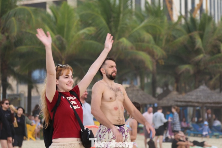 “Ở châu Âu, thời điểm này rất lạnh, còn ở đây chúng tôi có thể ra biển mỗi ngày. Sóng hôm nay khá lớn nhưng rất thú vị, mang lại cảm giác mạnh và đầy năng lượng. Dịp này, Đà Nẵng cũng có rất nhiều hoạt động vui chơi hấp dẫn, người dân cùng đổ ra đường để cùng đón chào năm mới tạo nên bầu không khí tuyệt vời”, anh Stephan nói.