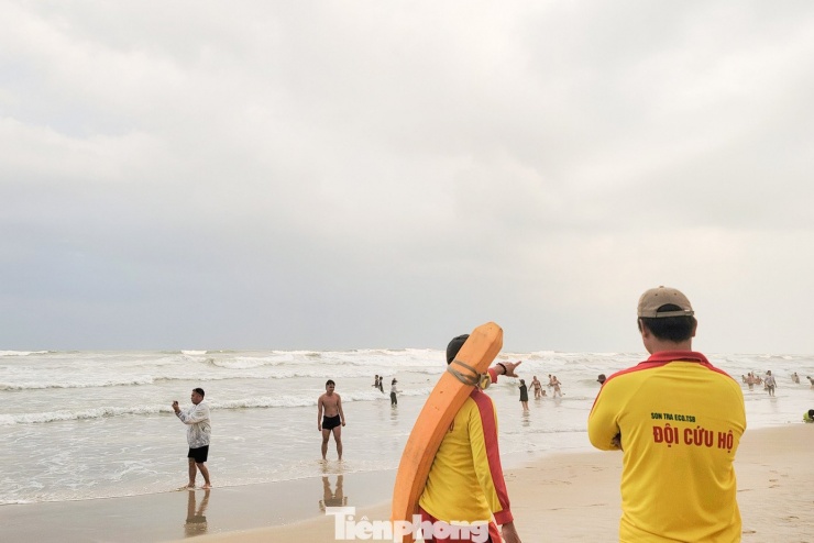 Ban quản lý Bán đảo Sơn Trà và các bãi biển du lịch Đà Nẵng cũng cử lực lượng cứu hộ bám sát các khu vực để nhắc nhở, hướng dẫn du khách tắm biển, chơi các trò chơi dưới nước và đảm bảo an toàn khi sóng to.