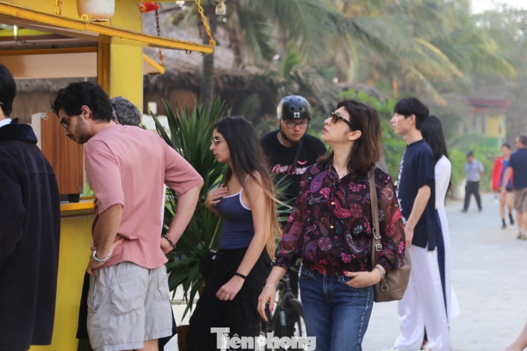 Từ sáng sớm đến chiều tối, các tuyến đường ven biển như: Võ Nguyên Giáp, Hoàng Sa, Trường Sa, Phạm Văn Đồng, Nguyễn Văn Thoại... luôn tấp nập khách du lịch. Vào kỳ nghỉ lễ Tết Dương lịch năm nay, Đà Nẵng dự kiến đón hơn 800 chuyến bay, trong đó gần một nửa là các chuyến bay quốc tế.