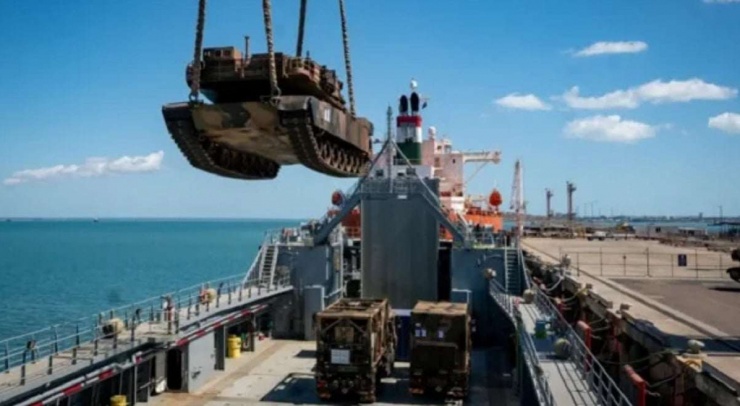 Xe tăng chủ lực Abrams do Australia viện trợ đi đường biển tới Ukraine. Ảnh&nbsp;Euromaidanpress