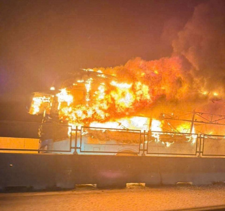 Chiếc xe khách đang lưu thông trên cao tốc Diễn Châu - Bãi Vọt đoạn qua địa bàn tỉnh Nghệ An thì bất ngờ phát hỏa, bốc cháy dữ dội.