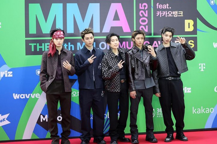 Ca sĩ Jay Park (giữa) và nhóm nhạc K-pop nam LNGSHOT. (Ảnh: Newsis)