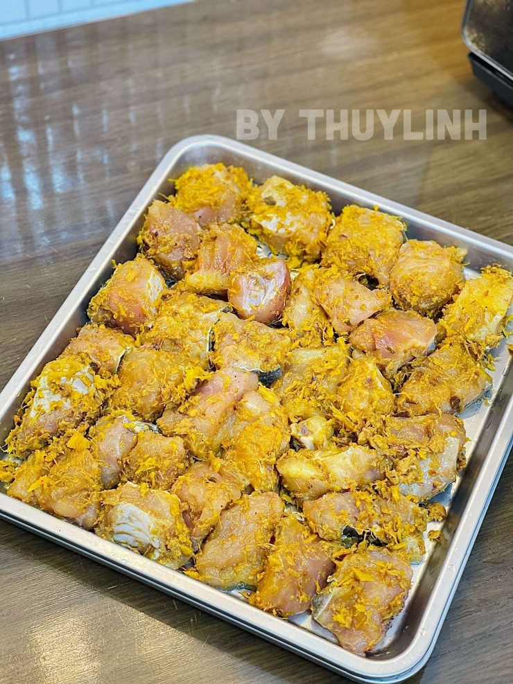 Xếp cá lên khay nướng