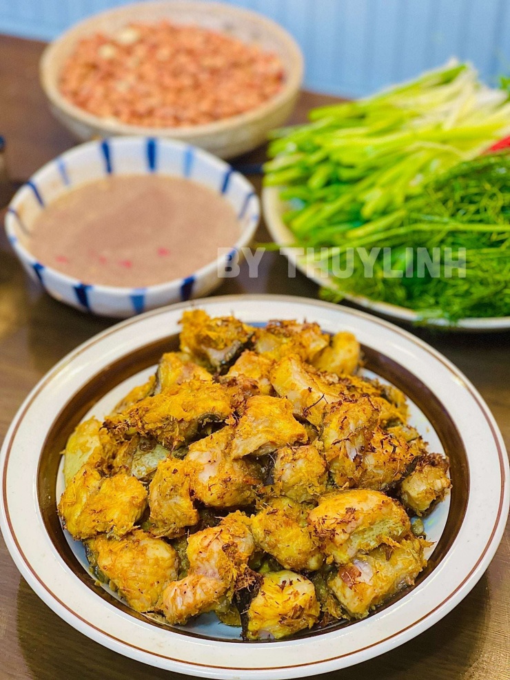 Xếp cá ra đĩa chuẩn bị lên bếp đảo nóng là ăn