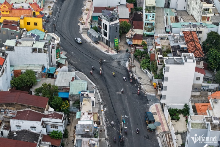 Đoạn “thắt cổ chai” dài khoảng 600m, từ ngã năm Bình Hòa đến đường Phan Chu Trinh, sẽ được mở rộng từ 5–7m lên 23m, với quy mô 4 làn xe, kèm theo hệ thống thoát nước, chiếu sáng, cây xanh và vỉa hè đồng bộ.
