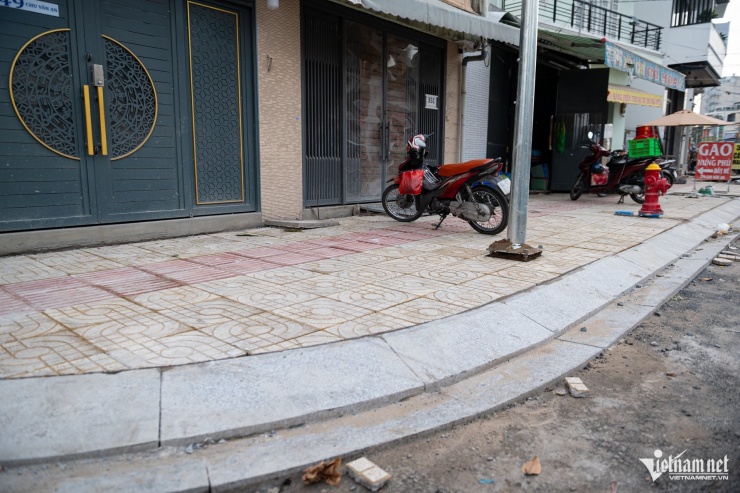 Nhiều đoạn vỉa hè trên tuyến đã được thi công hoàn thành.