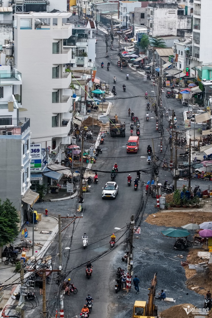 Sau khoảng 10 tháng thi công, mặt bằng toàn tuyến đã được trải nhựa, hệ thống thoát nước cơ bản hoàn thiện. Nhiều đoạn hiện đang tiếp tục hoàn thiện vỉa hè và chuẩn bị kẻ vạch đường để đưa công trình vào khai thác.