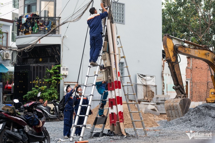 Ở vài đoạn, dây điện và cáp viễn thông sà thấp xuống mặt đường.