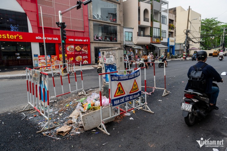 Ngay khu vực đầu đường Chu Văn An, đoạn giao với ngã 5 Bình Hòa, hiện vẫn còn 2 trụ điện án ngữ giữa lòng đường, được quây rào tạm thời.