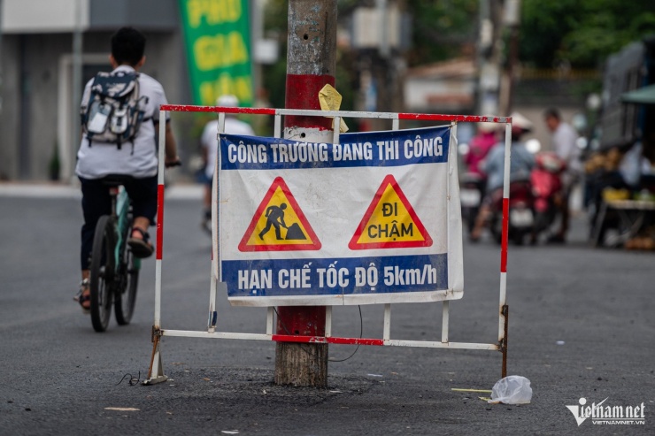 Dọc tuyến, các trụ điện chưa được di dời được kẻ sơn đỏ và gắn biển cảnh báo hạn chế tốc độ để bảo đảm an toàn cho người tham gia giao thông.