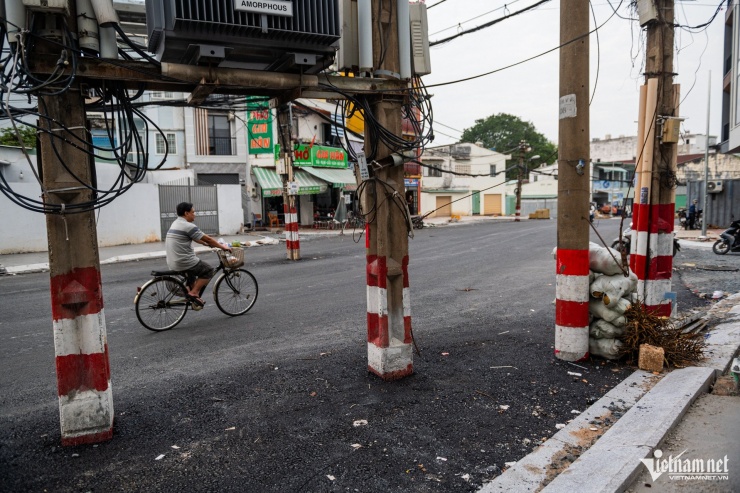 Tuy nhiên, một số hạng mục vẫn gặp vướng mắc, chủ yếu liên quan đến việc di dời hạ tầng kỹ thuật. Dọc tuyến, nhiều cột điện và dây dẫn vẫn chưa được di dời, thậm chí có vị trí còn án ngữ giữa lòng đường, tiềm ẩn nguy cơ mất an toàn giao thông.