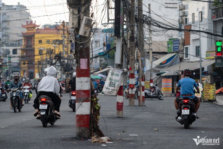 Hàng dài trụ điện liên tiếp nhau.