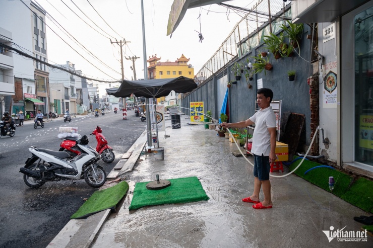Anh Ưng Thanh Quốc, chủ một quán ăn trên đường Chu Văn An, cho biết do nằm trong khu vực “thắt cổ chai”, gia đình anh đã bàn giao phần lớn diện tích mặt tiền để phục vụ dự án. “Tôi rất mừng khi tuyến đường được mở rộng, chỉ mong các cột điện sớm được di dời để việc kinh doanh ổn định trở lại, không còn bụi bặm từ công trường”, anh Quốc chia sẻ.