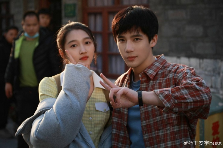 Quan Hiểu Đồng và Vương An Vũ (trái) phủ nhận tin hẹn hò.