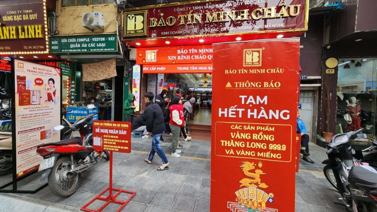 Cở sở vàng BTMC (15 Trần Nhân Tông, Hà Nội) phải dừng bán do nhu cầu mua quá lớn. Ảnh: Thái Nguyễn