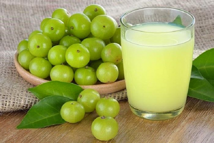 Không chỉ là món ăn vặt lạ miệng, me rừng từ lâu còn được xem như một vị thuốc dân gian. Trong Đông y, quả me rừng có vị chua, ngọt, đắng, tính mát, thường được dùng nấu nước uống giải khát, hỗ trợ giảm khô miệng, đau họng, ho nhẹ.