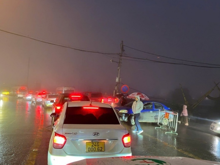 Nhiều đoạn đường trong trung tâm phường Sa Pa bị ùn tắc cục bộ do lượng khách đông đúc trong dịp cao điểm.