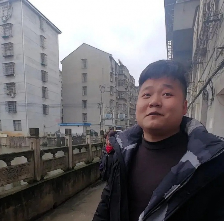 Anh Hồ Minh không ngần ngại nhảy xuống ao sâu lạnh giá để cứu em nhỏ. Ảnh: Sohu