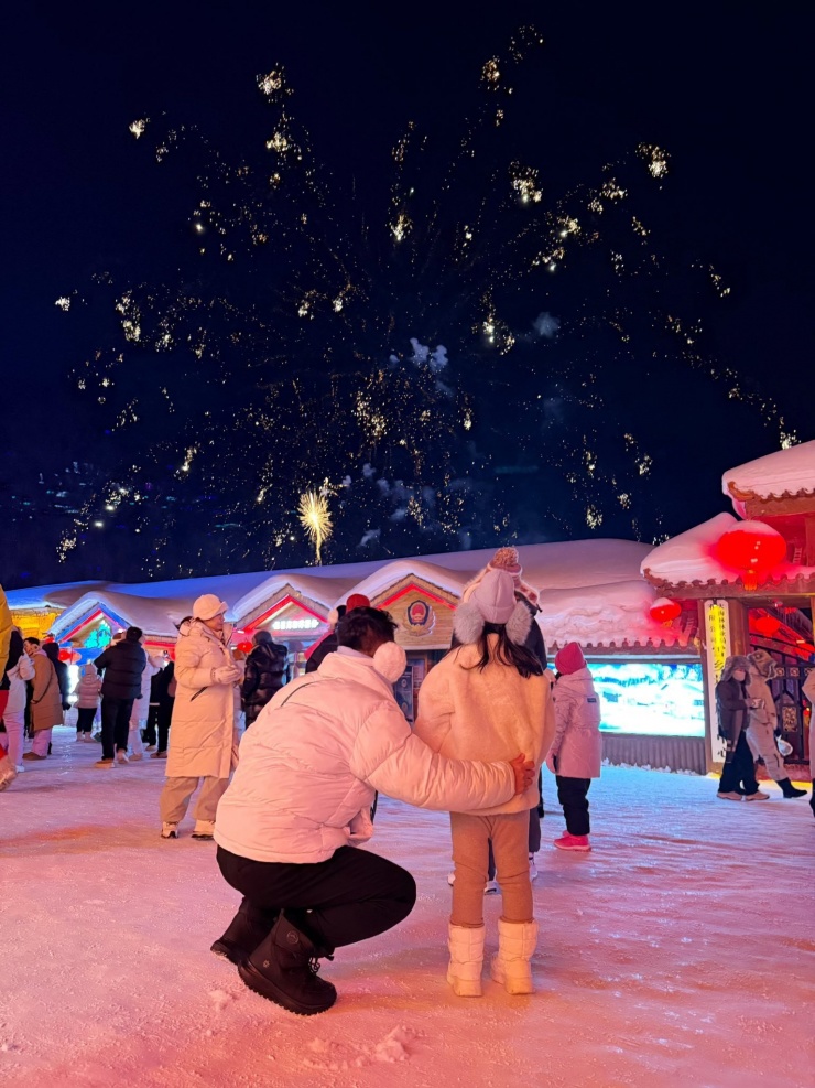 Du khách khắp nơi đổ về để chiêm ngưỡng mùa đông ở đông bắc Trung Quốc nên đêm giao thừa rất sôi động