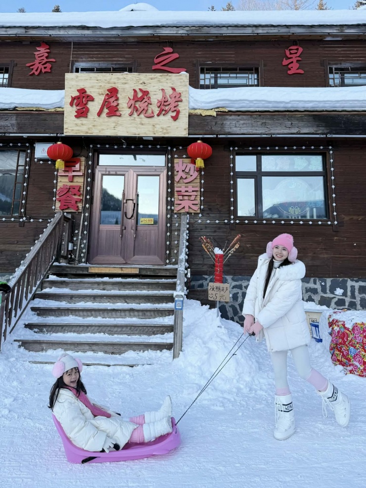 Khi ra ngoài, họ sẽ luôn đi bốt chuyên dụng đi tuyết, đeo khăn quàng cổ, găng tay và bịt tai